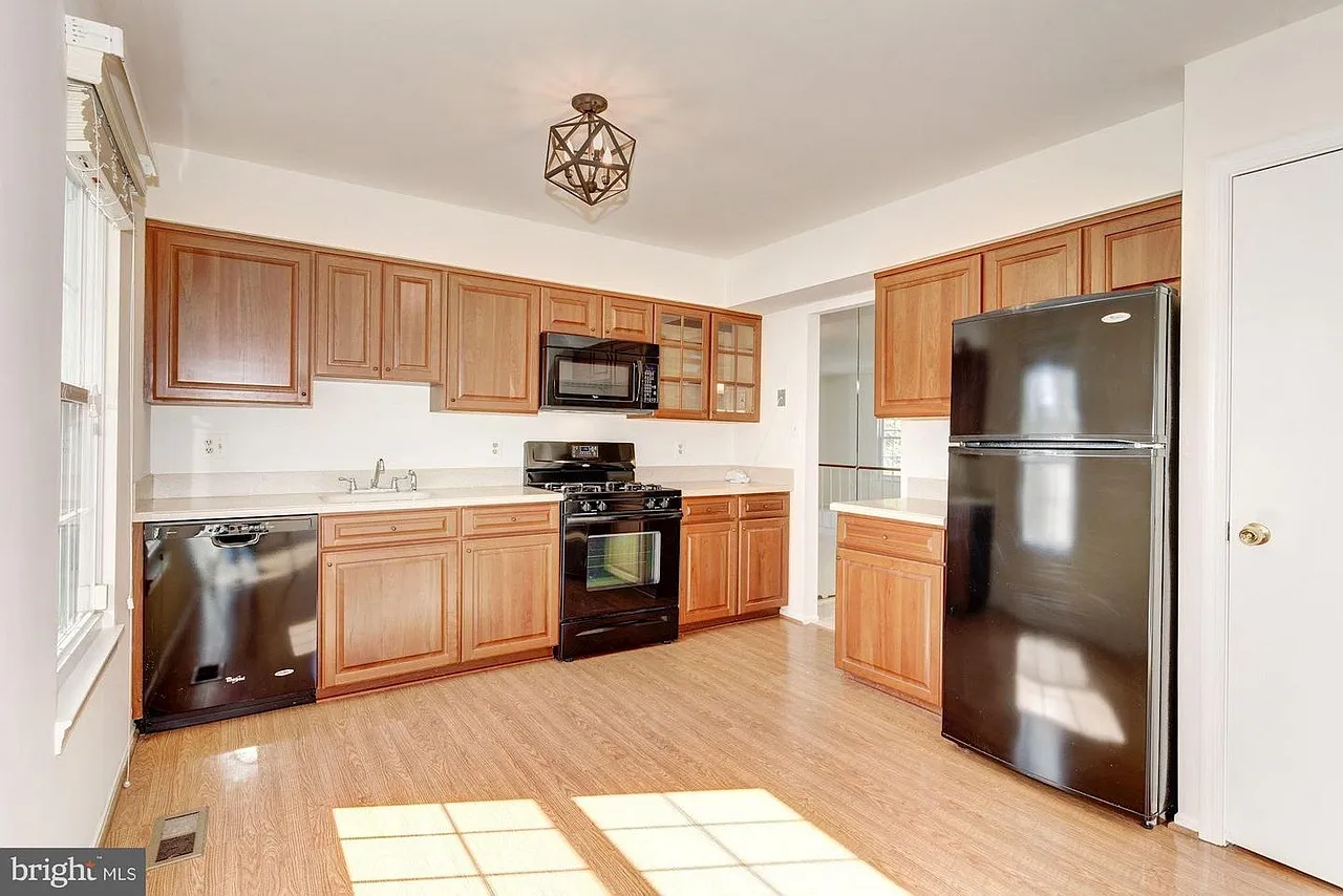 3 bed, 2100 sqft, $2,680 — Photo 4