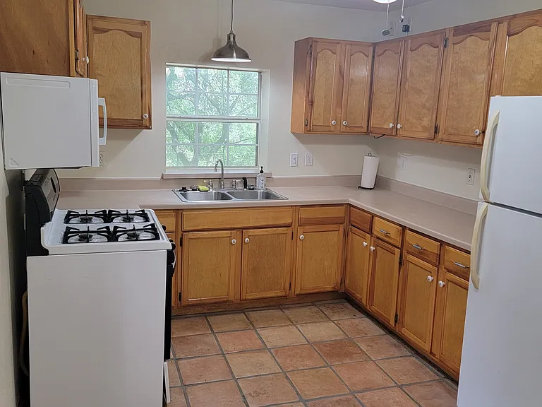 18422 Hilltop Dr — Photo 8
