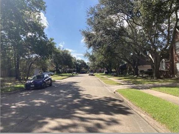 Exterior Neighborhood (street photo)