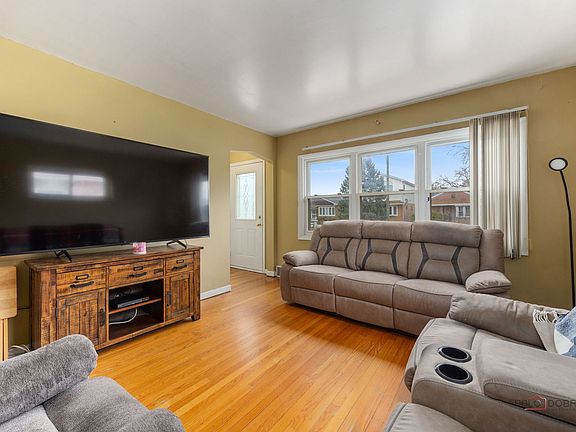 5th image of 4026 Clarence Ave