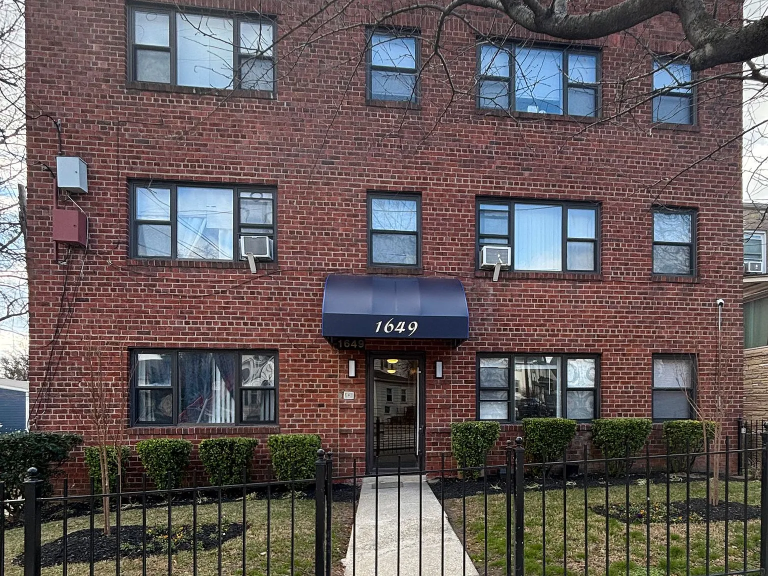 1649 Franklin St Ne — Photo 1