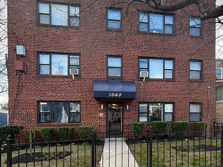 1649 Franklin St NE — Photo 1