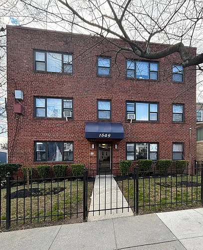 1649 Franklin St NE Photo 1