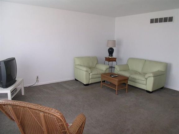 2nd image of 915 Oakland Estates Dr