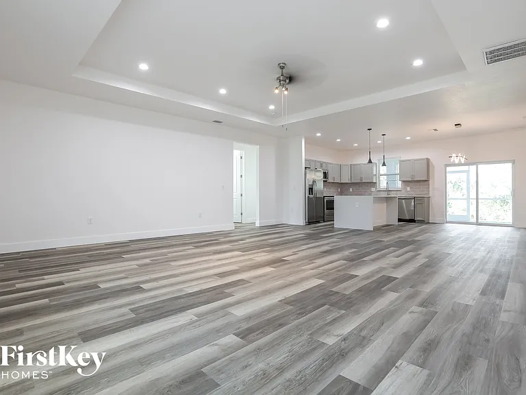 2698 Escambia Cir — Photo 3