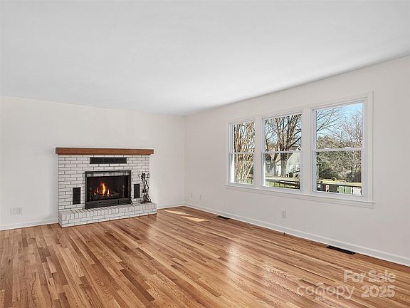4th image of 304 Oklawaha Cir