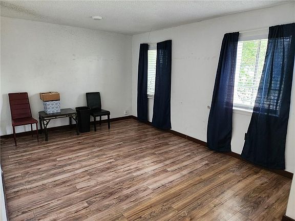 3rd image of 118 W Club Dr