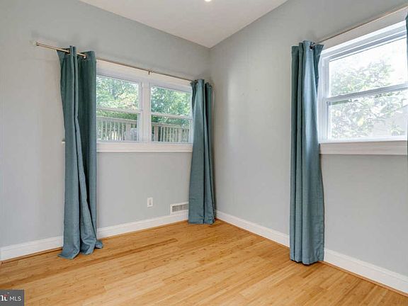 5th image of 11 N Floyd St