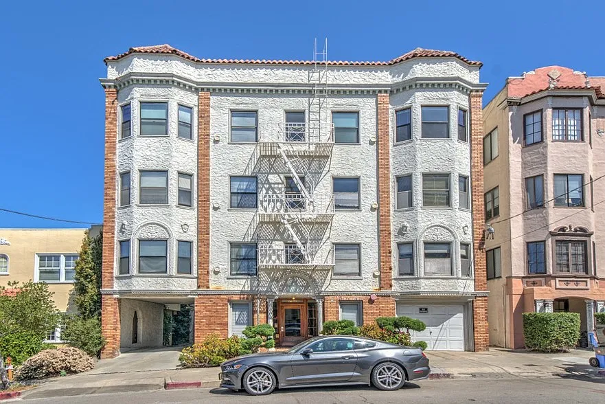2339 Hilgard Ave #301
