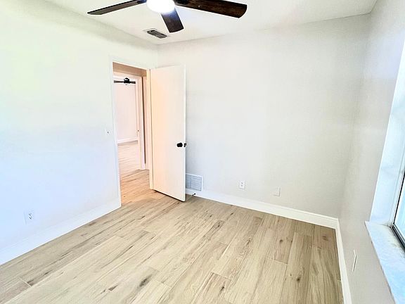 3rd image of 884 E Normandy Blvd