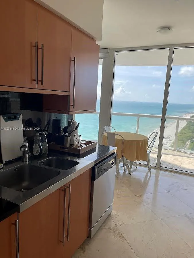 Akoya Condo — Photo 1
