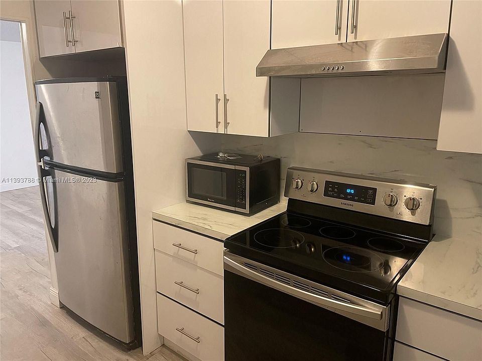 1st image of 922 NE 199th St APT 204