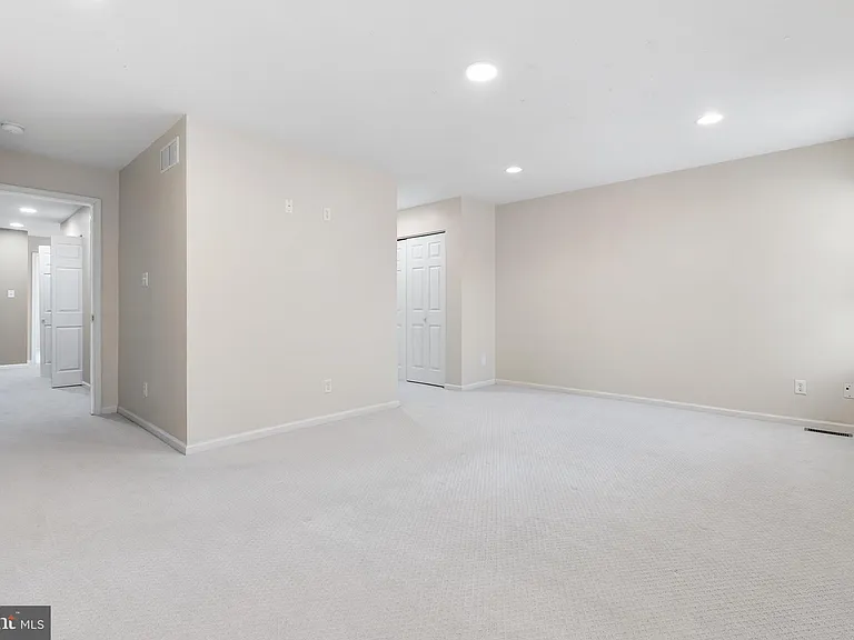 271 Yorktown Ct — Photo 20