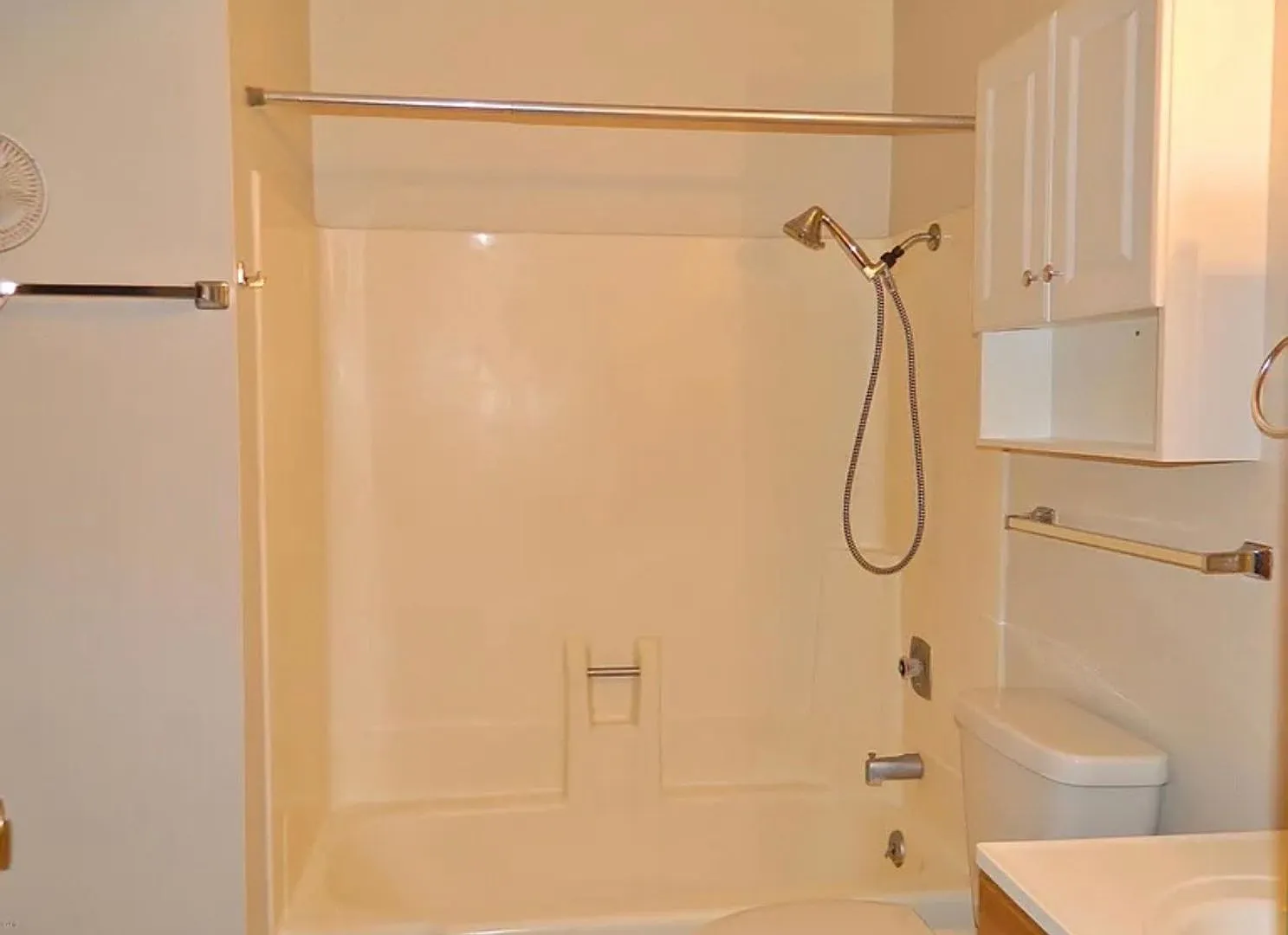 129 Hawthorn Avenue (HC) — Photo 4