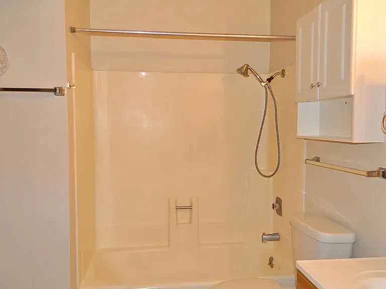 129 Hawthorn Ave — Photo 4