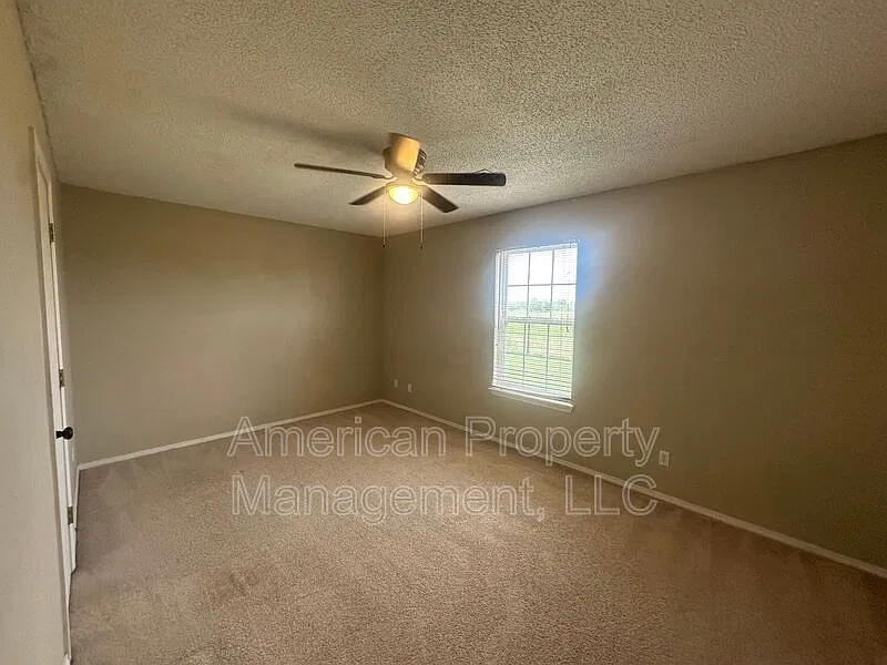 3 bed, 2.0 bath, 1161 sqft, $1,350 — Photo 2