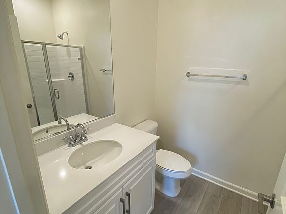 Full bathroom 1st floor
