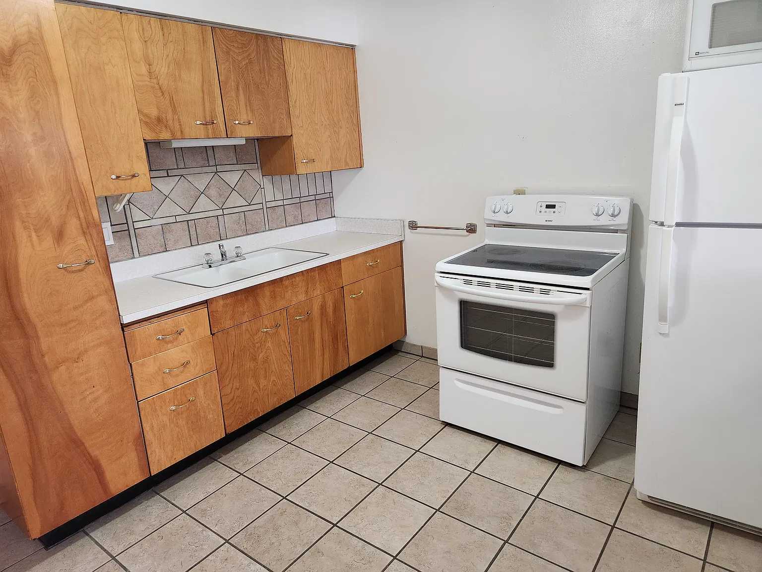 1 Bdr Apt in Morningside. 3312 Transit Ave — Photo 4
