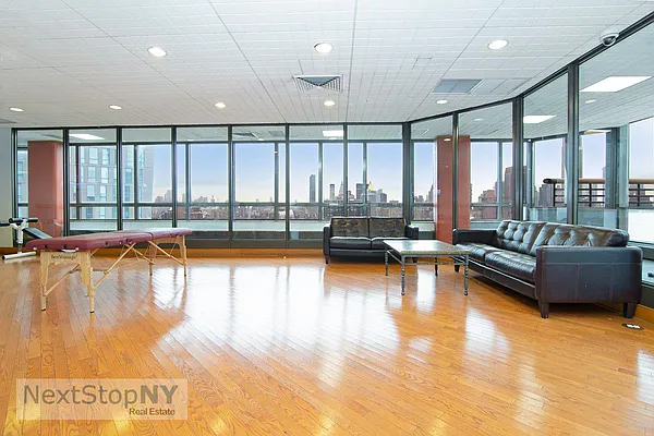 Rented by NextStopNY | media 21