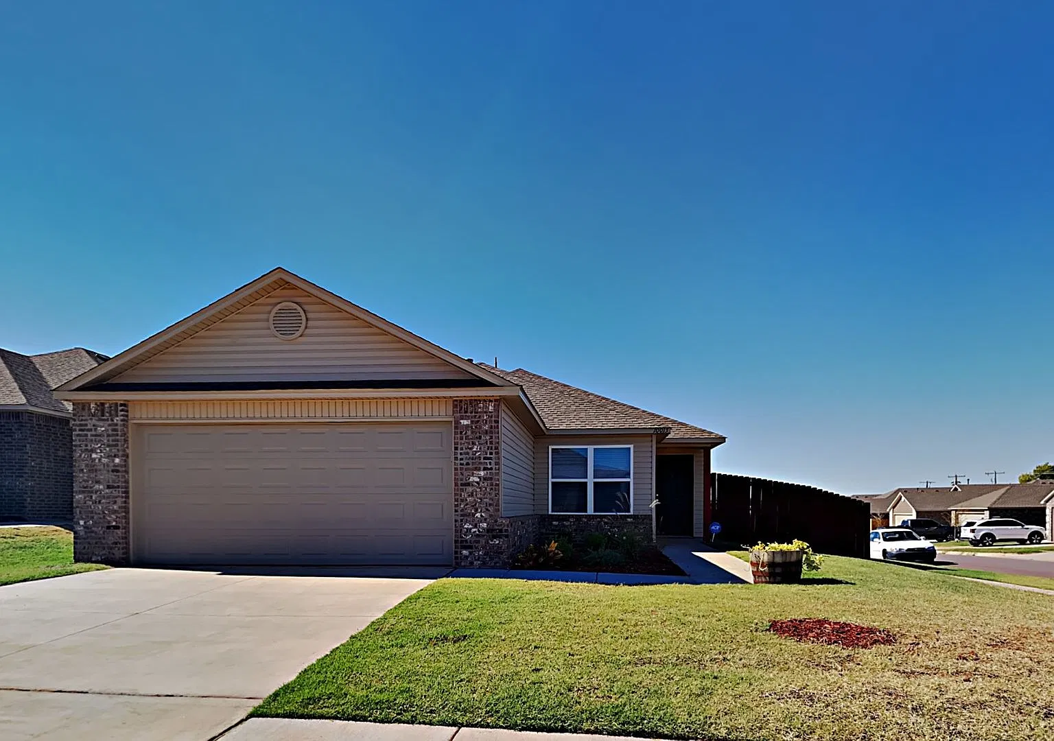 Very Nice 3 Bedroom 2 Bath Home in Yukon Schools — Photo 1