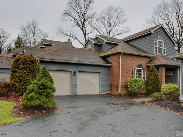 75 Fairway Blvd, Monroe Township, NJ 08831