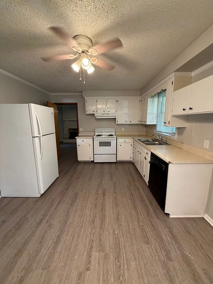 3BR Brick Home with Beautiful Hardwood Floors — Photo 1
