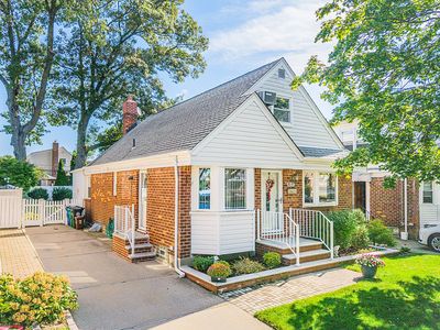 8037 259th St, Glen Oaks, NY, 11004