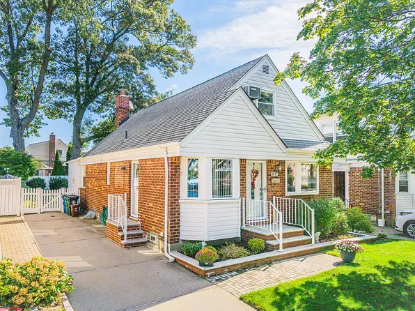 8037 259th St, Glen Oaks, NY 11004