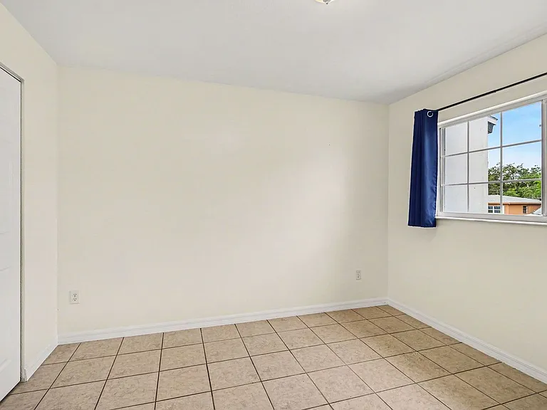 255 W Towne Pl — Photo 8