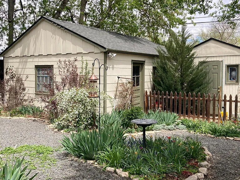 Deattached garage