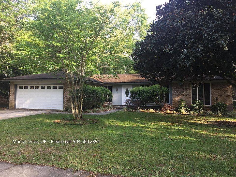 Large, 3 bedrooms / 2 baths home in leafy neighborhood
