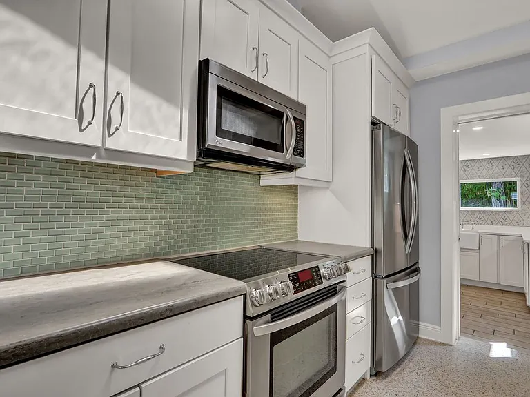 382 SE Edgewood Dr — Photo 8