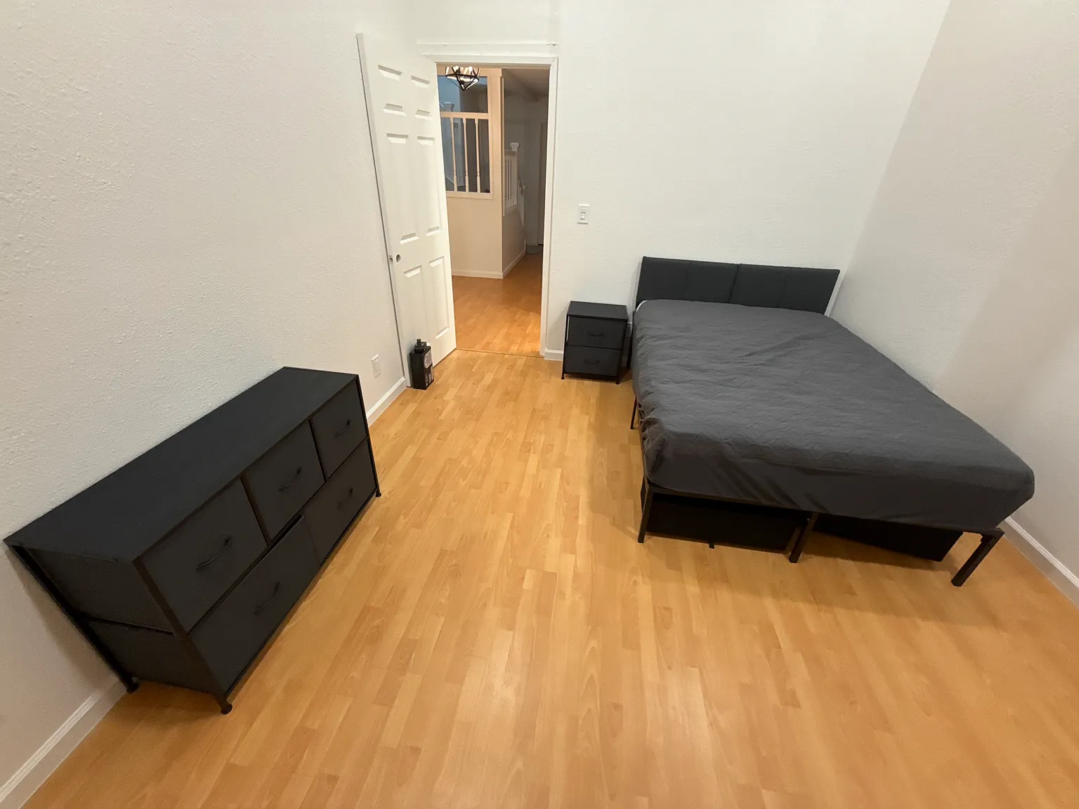6 bed, 2496 sqft, $995 — Photo 3