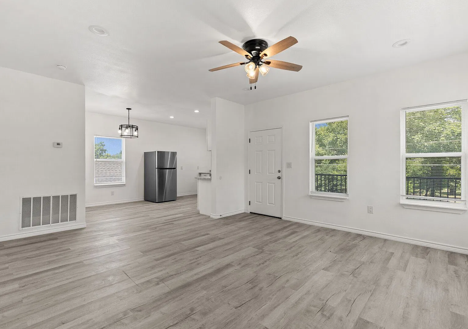 1215 Kellum St- B — Photo 4