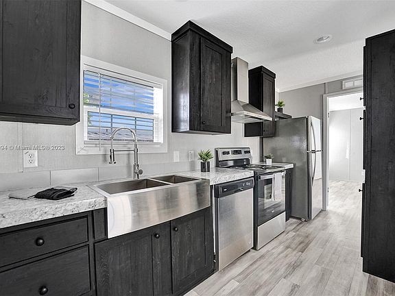 3rd image of 2952 Harbor Ln