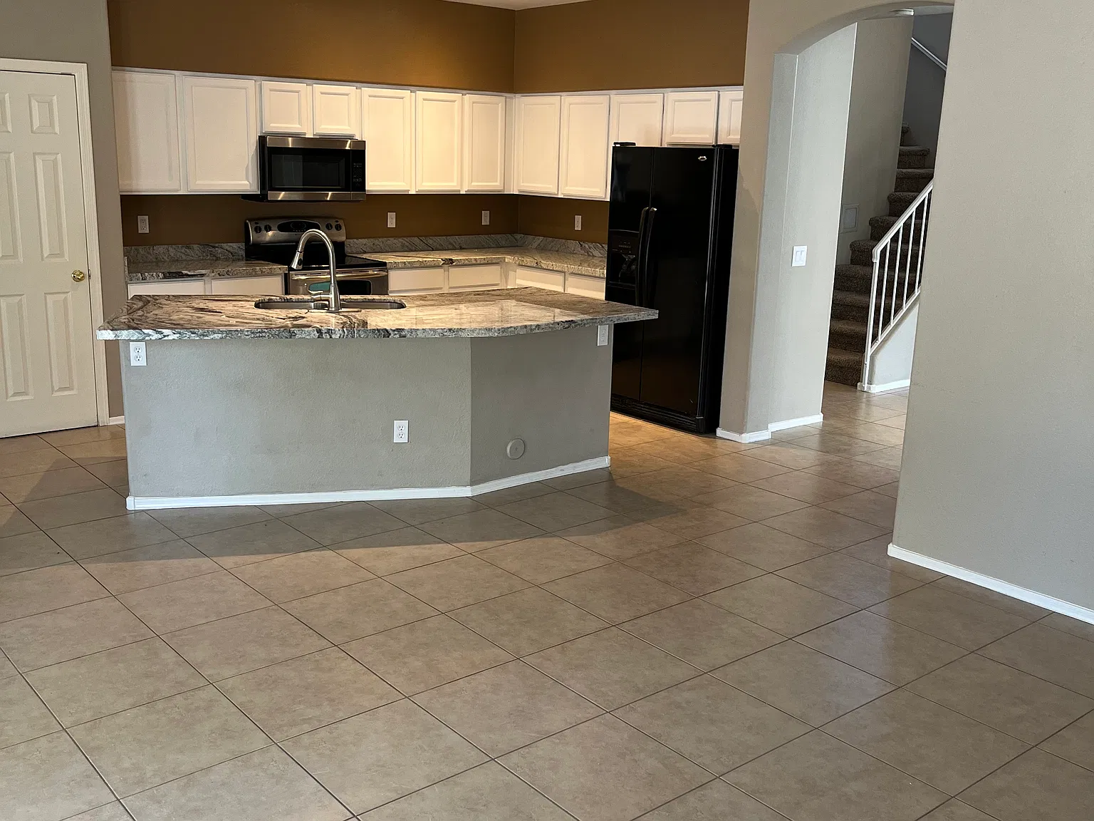 4 bed, 2.5 bath, 2150 sqft, $2,500 — Photo 2