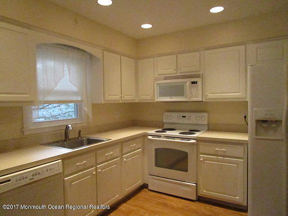 2nd image of 105 Bolingbroke Ct