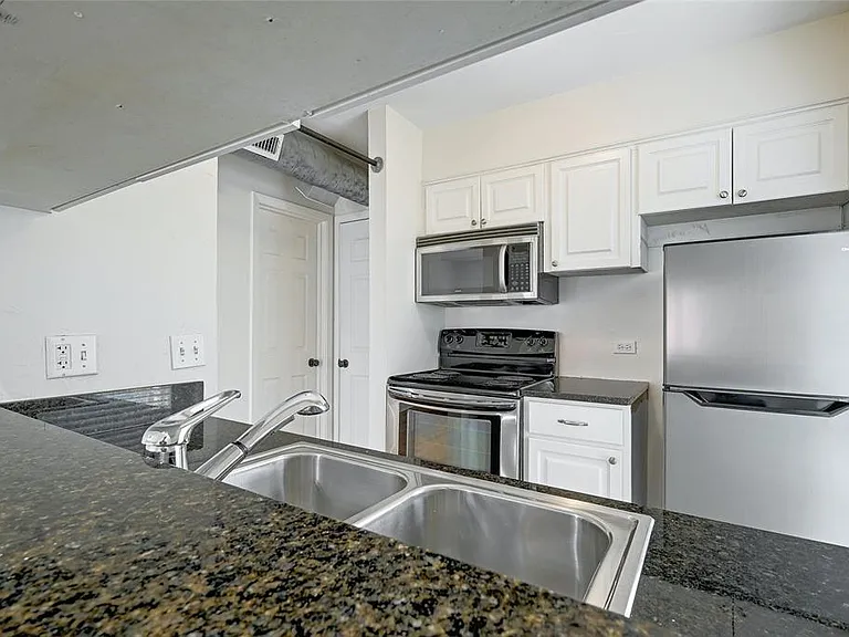 1510 W 6th St #212 — Photo 12