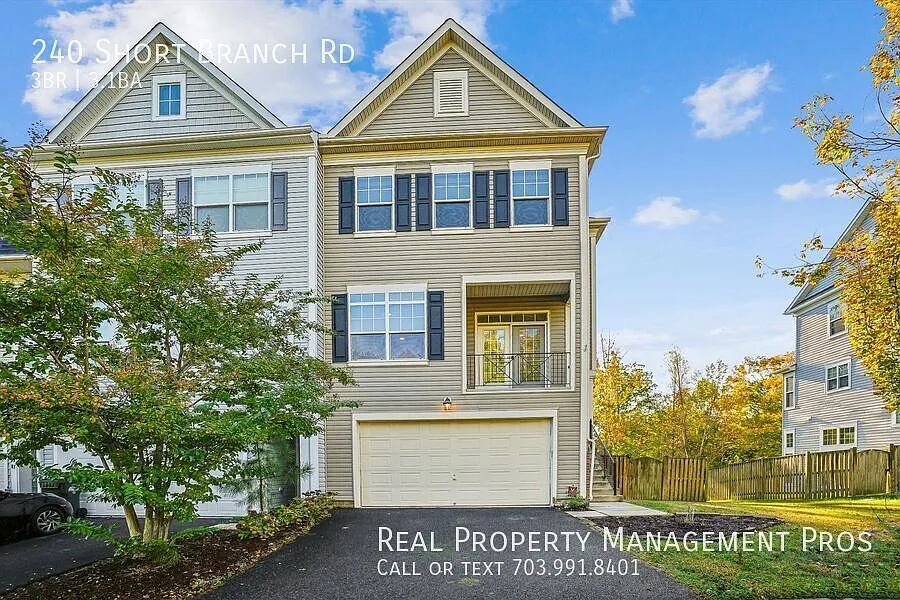 End Unit Townhome in Stafford with 2 car Garage! — Photo 1