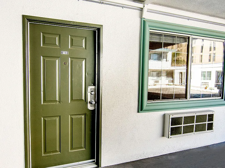 Royal Viking Apartments — Photo 31
