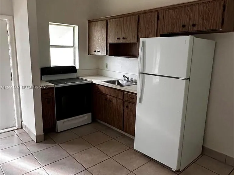 911 NE 5th Ave #1 — Photo 4