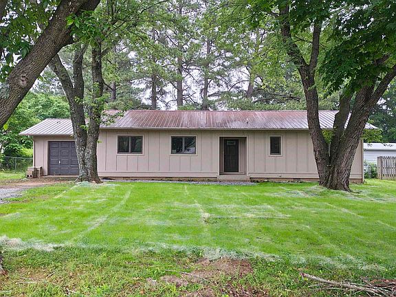2nd image of 404 Maple Dr