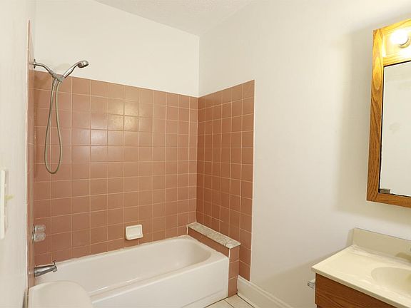 5th image of 2047 Fairview Ave #1