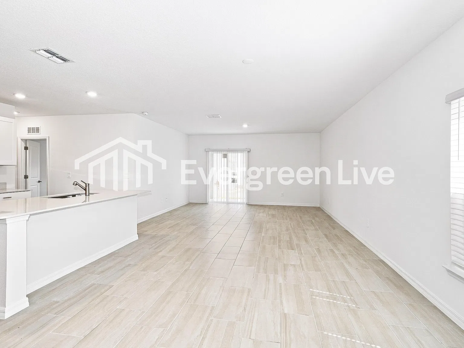 6 bed, 3.0 bath, 2580 sqft, $2,435 — Photo 2