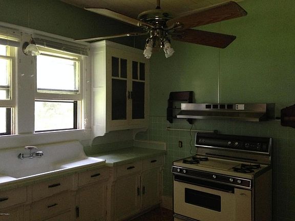 3rd image of 1037 Potier Dr