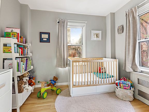 5th image of 135 Willow St APT 206