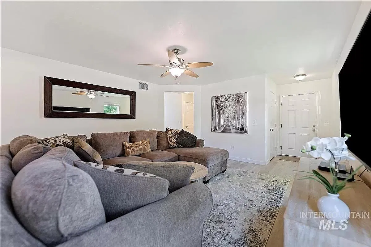4 bed, 2.5 bath, 2270 sqft, $2,750 — Photo 3