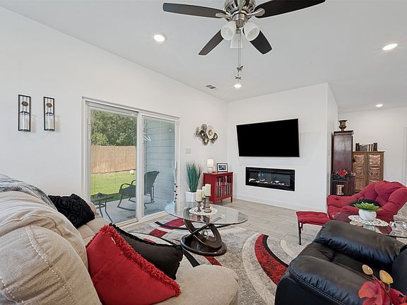4th image of 2404 Beverly Dr