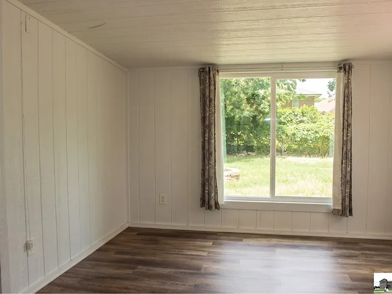 211 E Hogan Dr — Photo 9