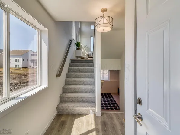 2557 Fulton Loop S, Fargo, ND 58104
